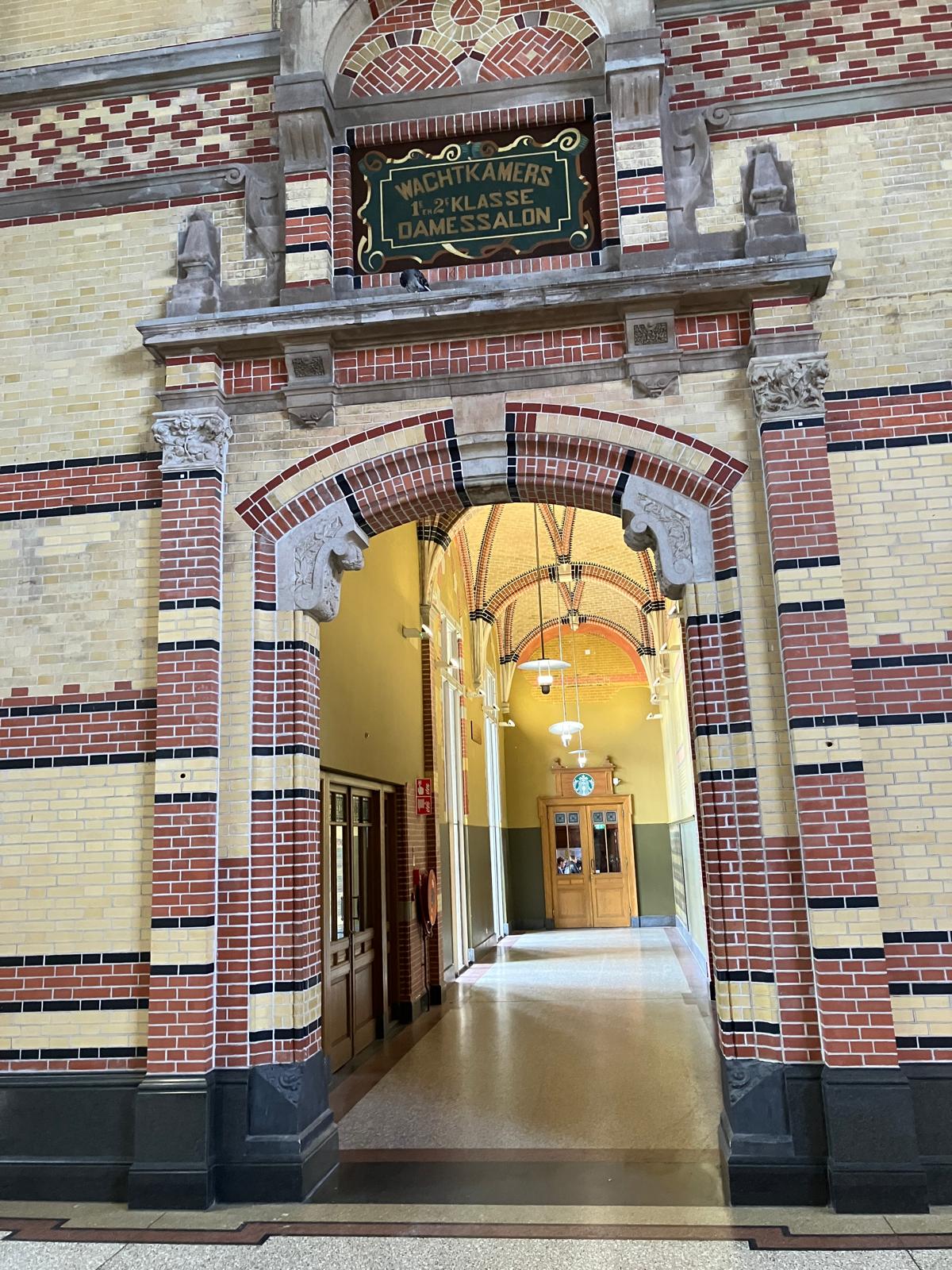 Foto 4 bij Artikel Aandachtspunten voor de blindengeleidelijnen in hoofdstation Groningen.