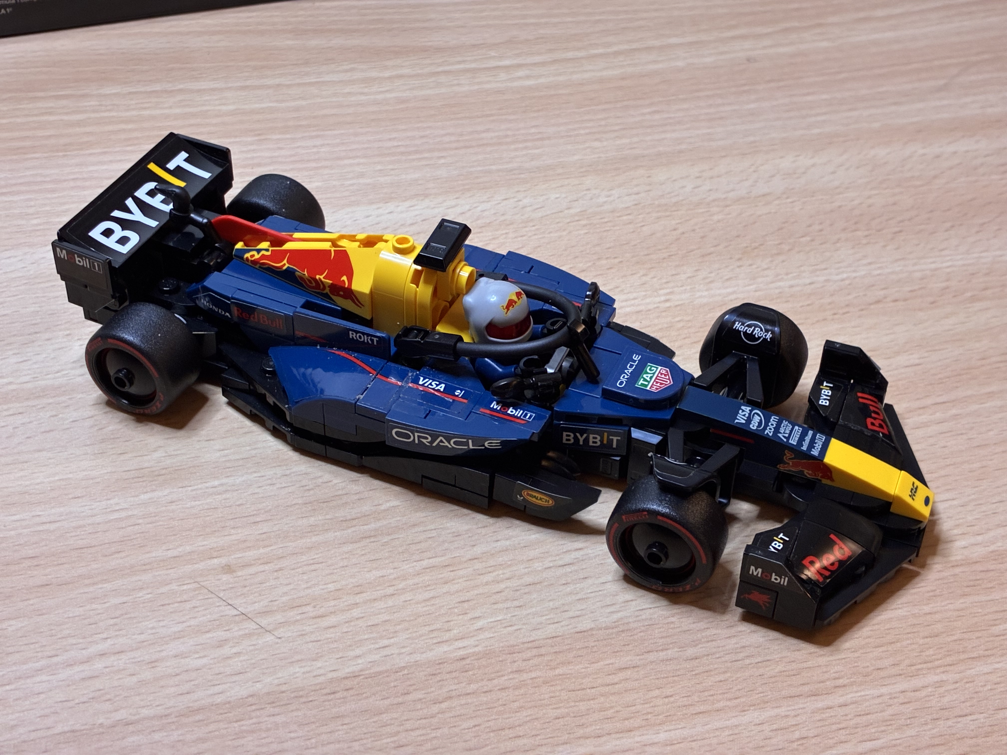 Foto 8 bij Artikel Uitdaging: Met weinig zicht een LEGO F1 auto bouwen.