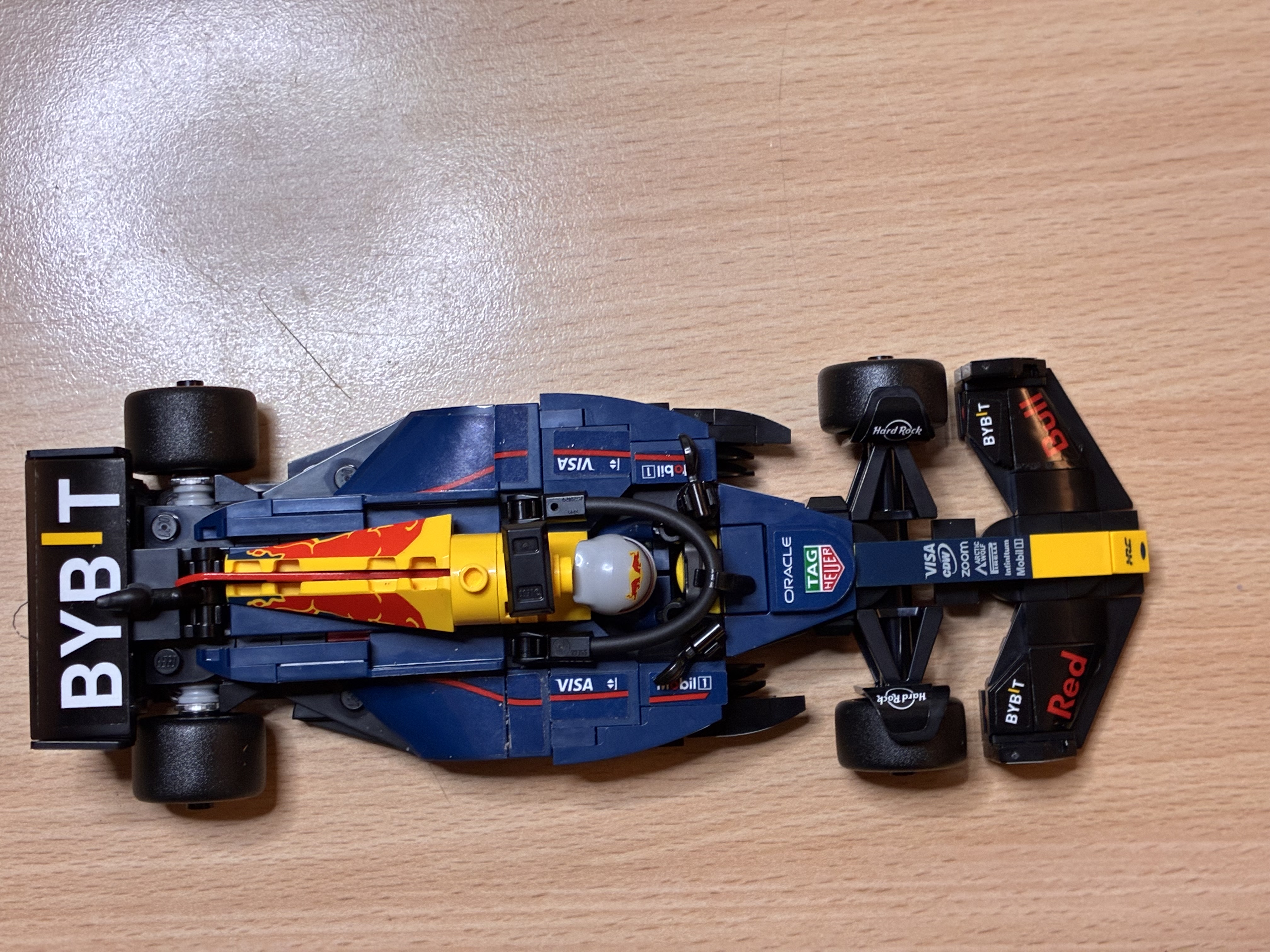 Foto 2 bij Artikel Uitdaging: Met weinig zicht een LEGO F1 auto bouwen.