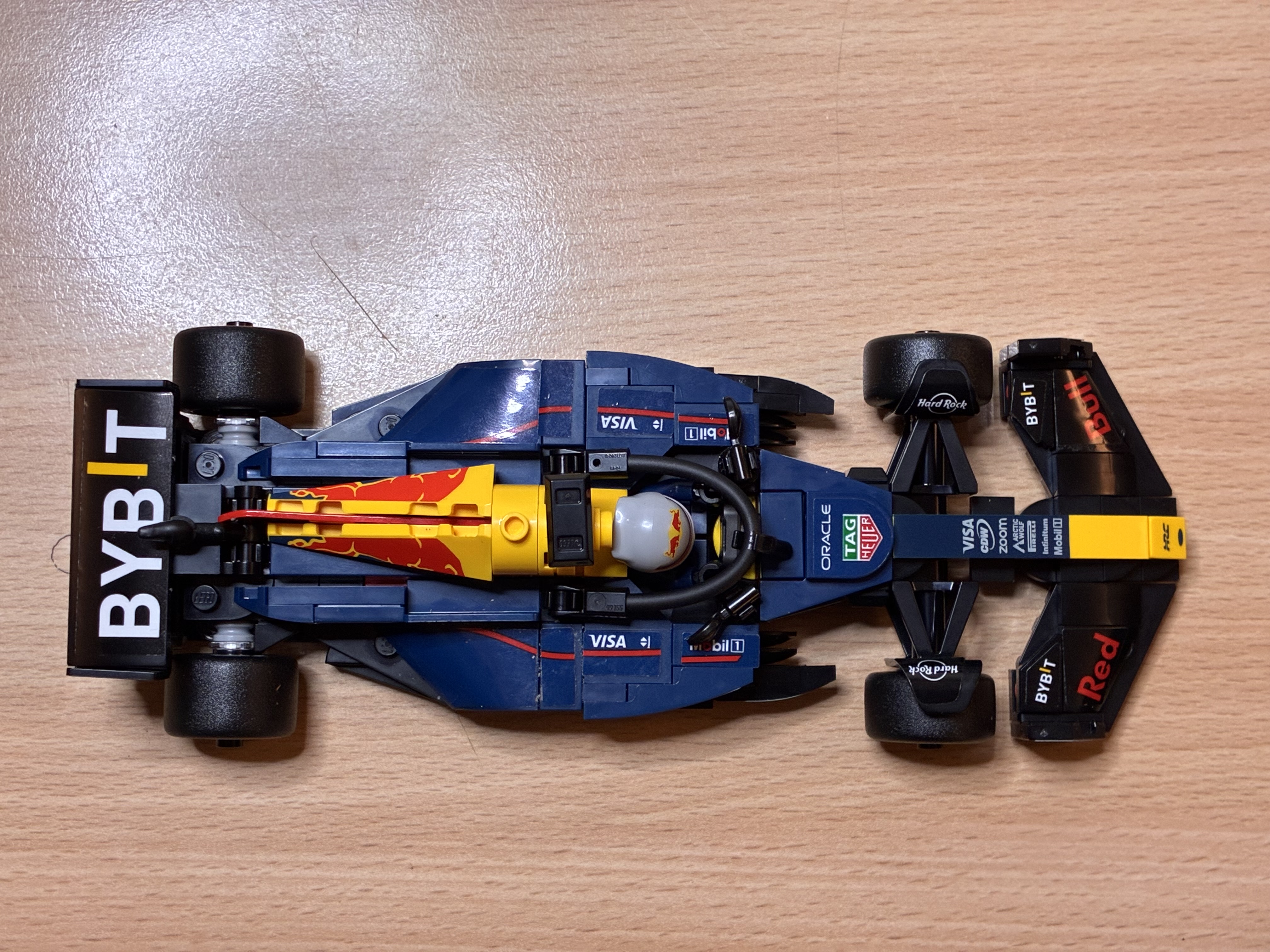 Foto 1 bij Artikel Uitdaging: Met weinig zicht een LEGO F1 auto bouwen.